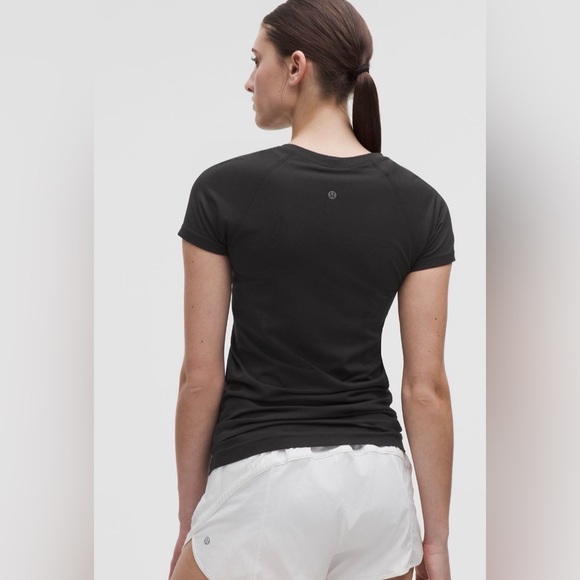 Lululemon Swiftly Tech Short-Sleeve Shirt in Black. Size 10 - Picture 2 of 5